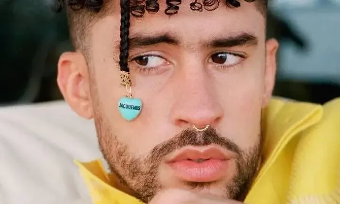 Bad Bunny se enoja y tira el celular de una fan