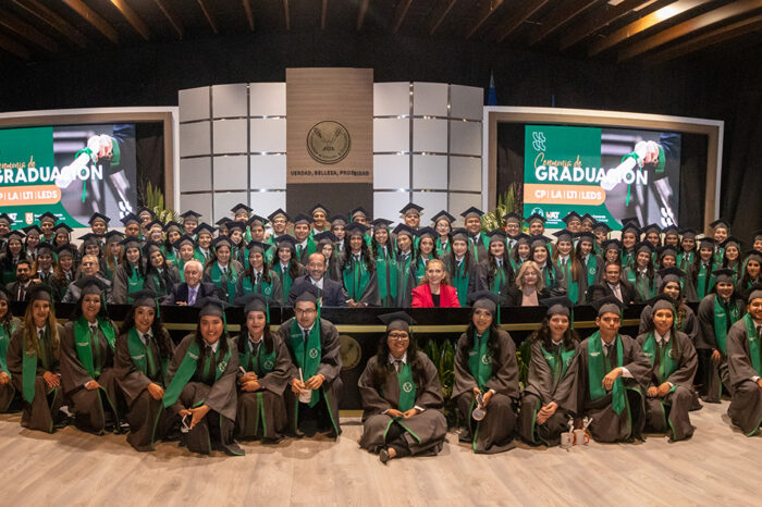 Egresa la generación 2022-3 de la Facultad de Comercio UAT Victoria