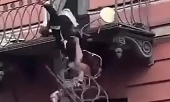 Pareja cae de un balcón por andar de cariñosos