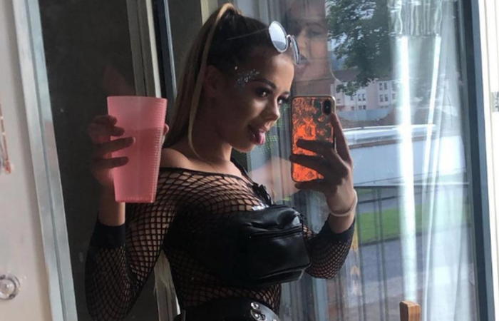 Modelo de 21 años gana 34 mil pesos al día en OnlyFans por insultar a sus suscriptores