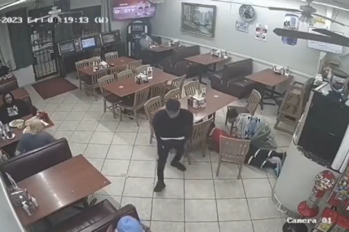 Hombre asalta taquería con pistola de juguete; cliente lo mata