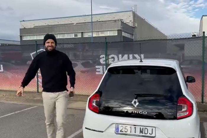 Piqué cumple prometido y llega a evento en un Twingo