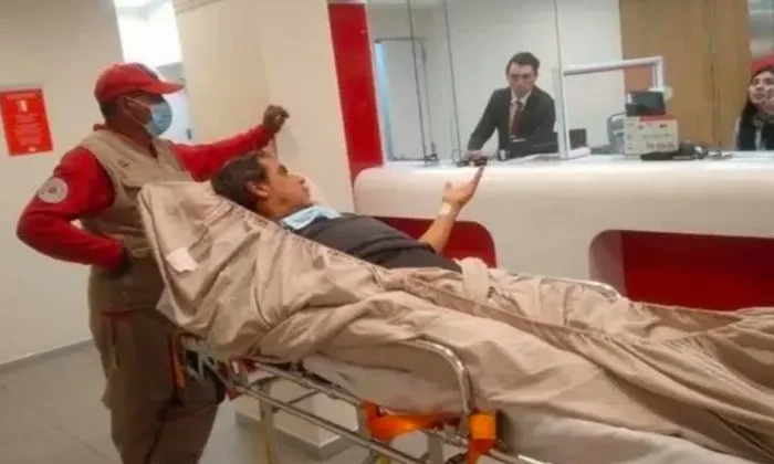 Hombre en camilla es obligado por el banco a presentarse por un trámite