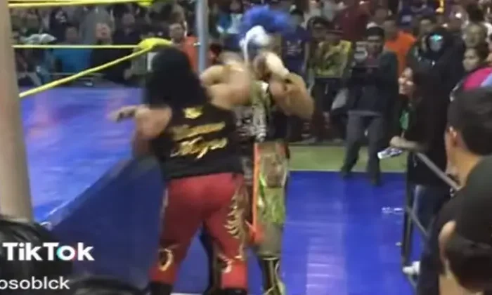 Luchadores se olvidan del espectáculo y se pelean de verdad
