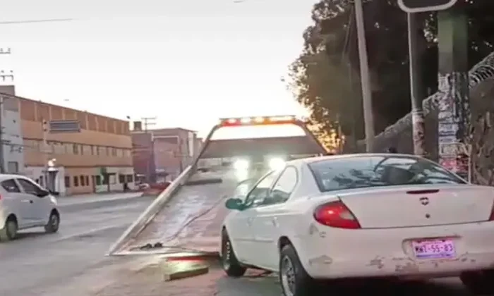 Mujer muere atropellada por su propio auto al bajarse a revisarlo