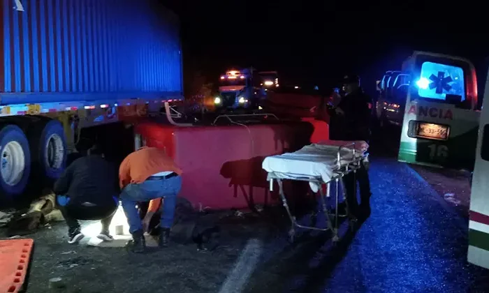 Muere camionero frente a su hijo