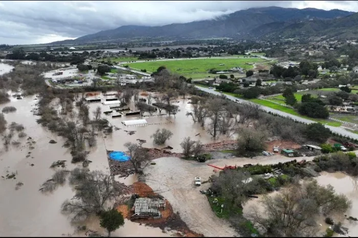 Inundan lluvias a California; van 19 muertos e incontables daños