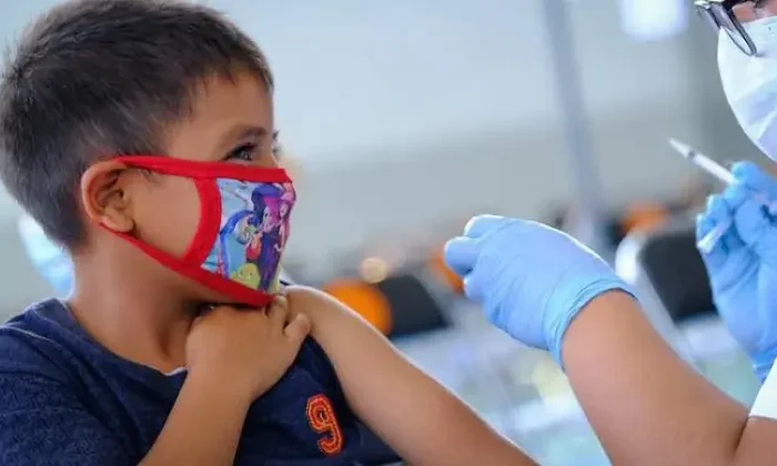 Vacunaran a niños en primarias