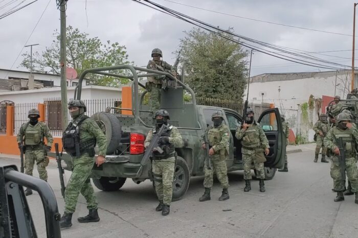 Soldados disparan en contra de ciudadanos y reporteros; agreden a activista de Derechos Humanos.