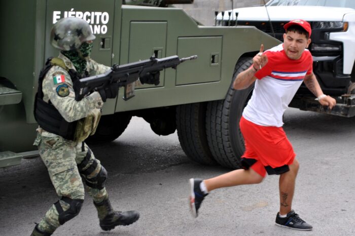 Militares masacran a seis jóvenes en Nuevo Laredo, uno sobrevive.