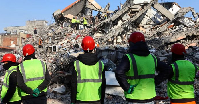 Tras terremoto, suman más de 33 mil los muertos en Turquía y Siria