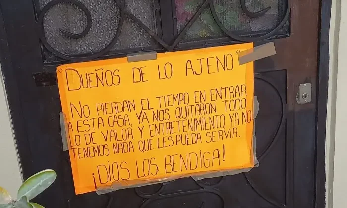 Con cartulina avisa a ladrones que no hay nada que robar en su casa￼