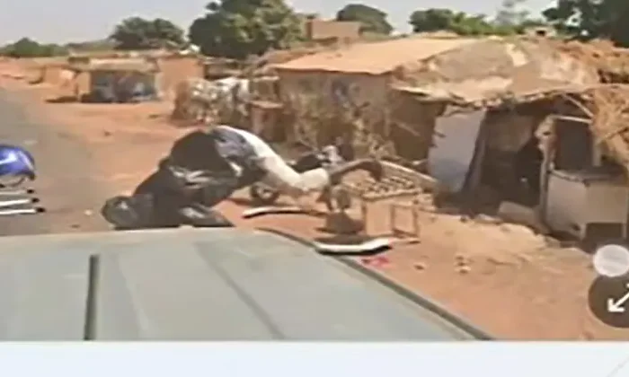 Carro de Google Maps arrolla a motociclista y queda grabado en sus propias imágenes￼