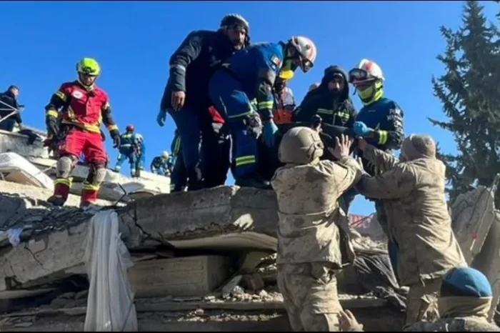 Equipo mexicano en Turquía logra rescatar a niña de 8 años con vida￼