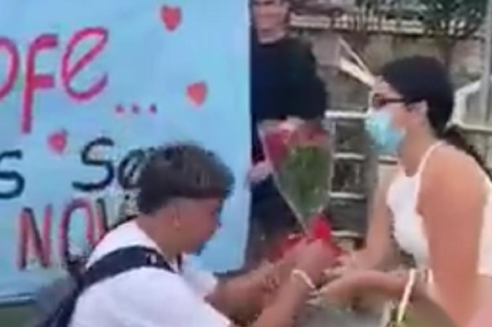 Con flores y cartulina, alumno se le declara a su maestra