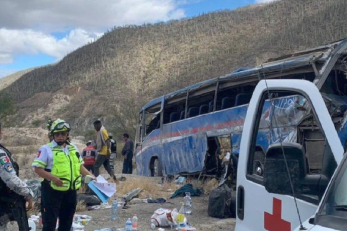 Volcadura de autobús deja 17 migrantes muertos en Oaxaca