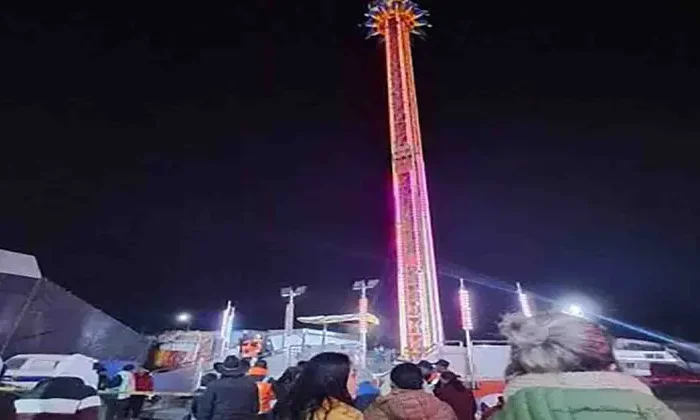 Buscaban sentir la adrenalina; se quedan atrapados 4 horas en juego mecánico￼