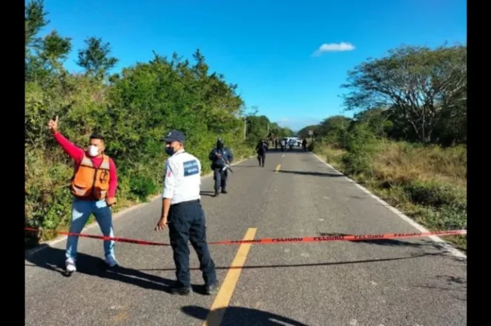Hallan muertos en una carretera de Oaxaca a 2 hermanos de 7 y 9 años que vendían dulces