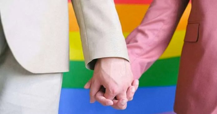 Iglesia de Inglaterra aprueba bendecir a parejas homosexuales, pero no acepta casarlas￼