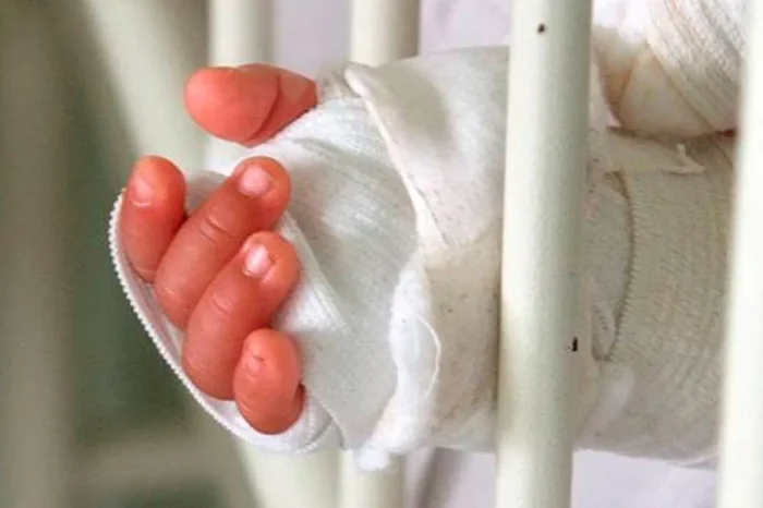 Niño muere en los brazos de su mamá