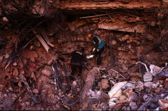 Mujer fue sacada con vida debajo de los escombros en Turquía ¡Llevaba atrapada 258 horas!