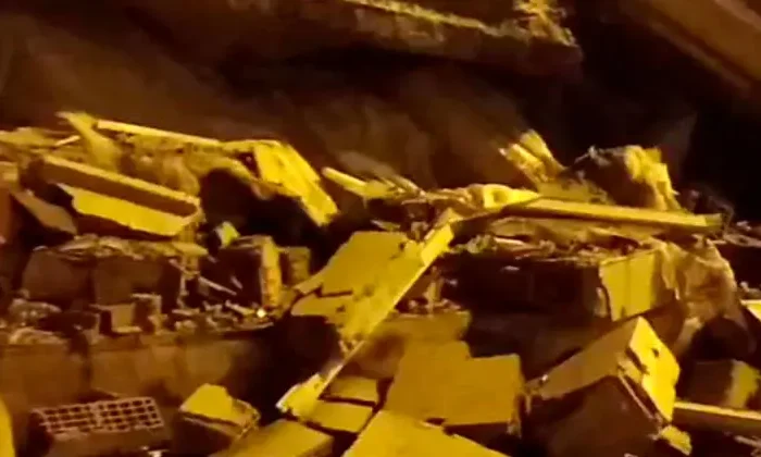 Colapsan edificios tras sismo en Turquía