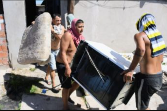 Tras el asesinato de un niño, vecinos desmantelan la casa de un narco: hasta el inodoro se llevaron