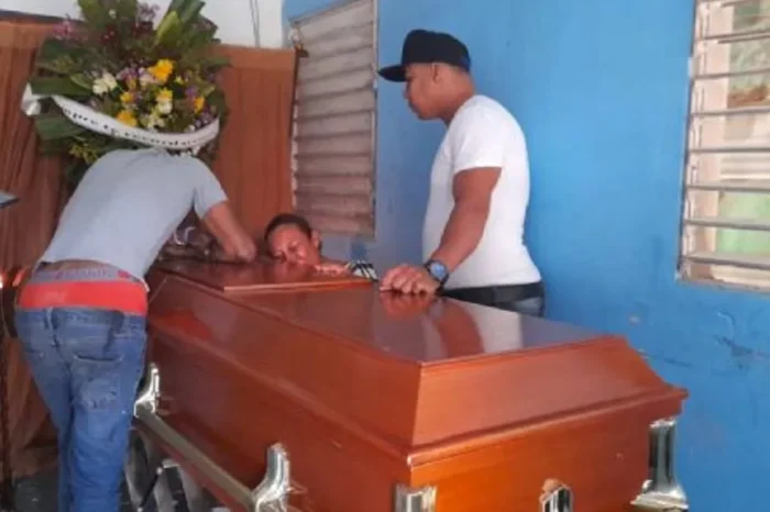 Revive en pleno funeral, come sopa y hasta bebe ron￼