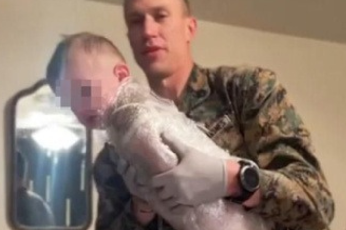 Padres envuelven a hijo en plástico y lo suben a TikTok; les quitan al niño