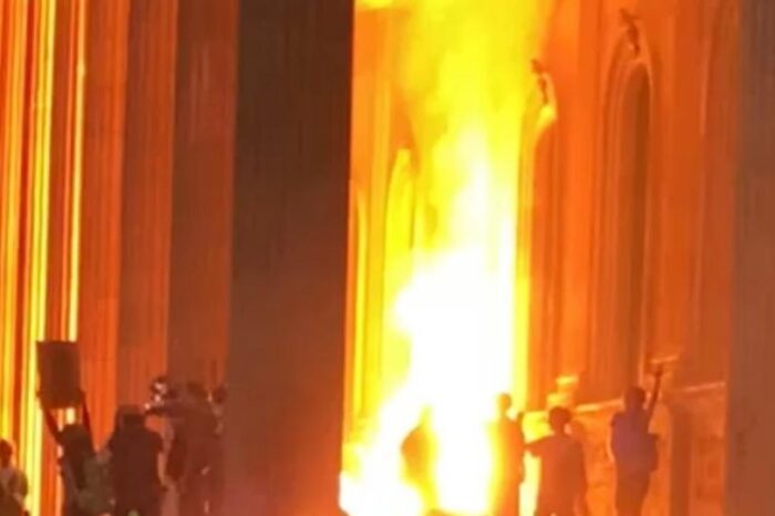 Mujeres queman la puerta del Palacio de Gobierno de NL