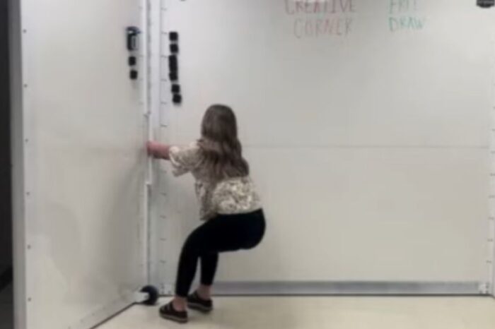 Escuela de EU instala pizarrón convertible en barrera a prueba de balas