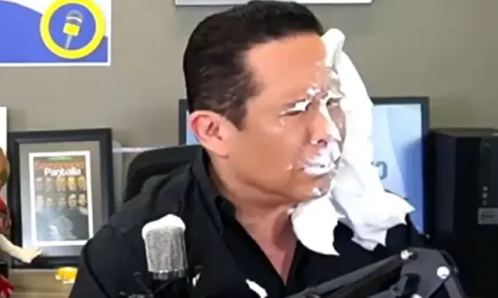 Gustavo Adolfo Infante recibe pastelazo en pleno programa en vivo￼