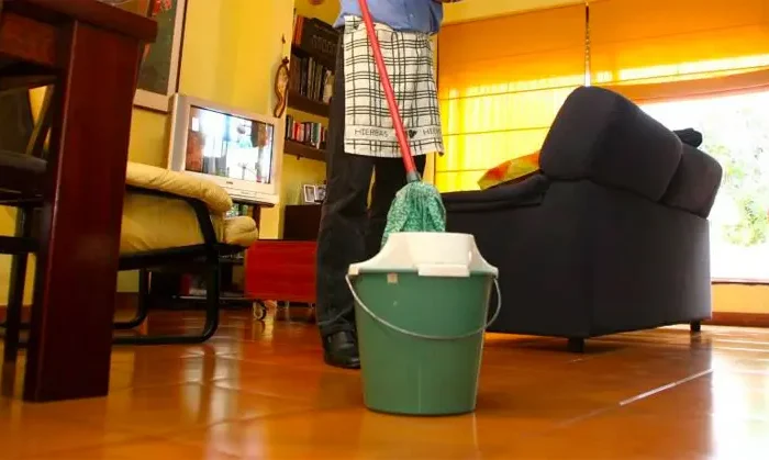 Mujer demanda a su ex esposo por no ayudarle con los quehaceres de la casa