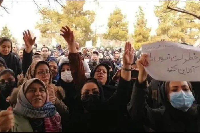 Envenenan a 650 alumnas en Irán para evitar que fueran a la escuela