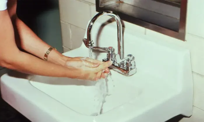 Se lava la cara con agua de la llave y muere trágicamente