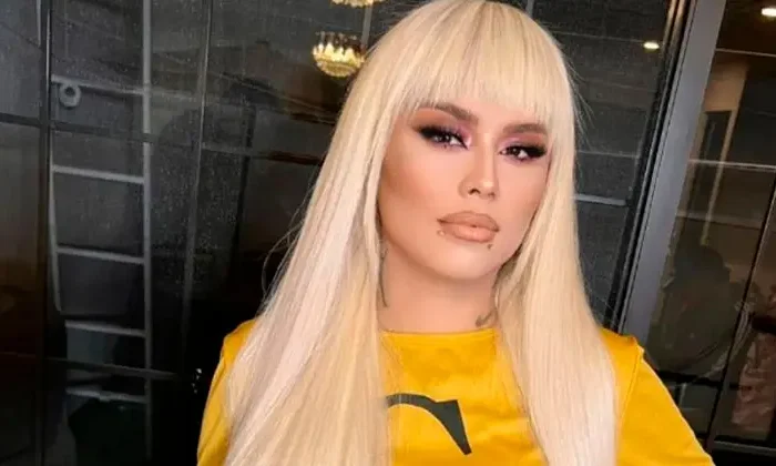 El radical cambio de look de la polémica influencer Mona