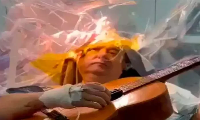 Maestro toca la guitarra mientras es operado del cerebro