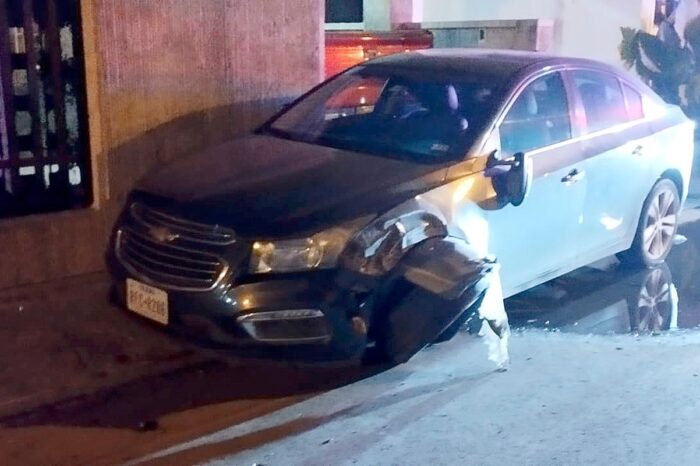 Mujer de Laredo, Texas choca vehículo estacionado