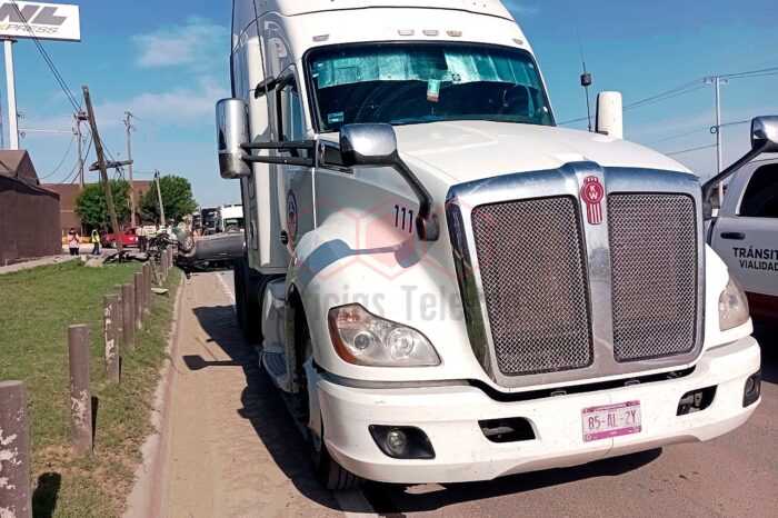 Mujer sobrevive a choque y volcadura en Nuevo Laredo