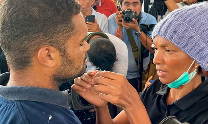 Migrantes se cosen los labios como presión para que les den papeles