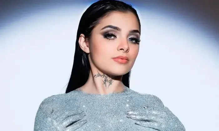 Karely Ruíz apareció en redes usando solo pintura plateada y brilló como nunca