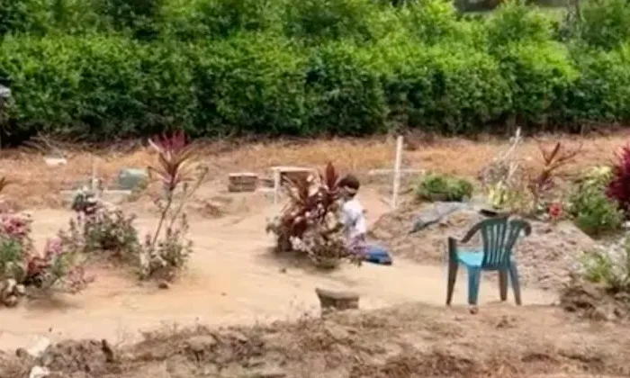 Niño va diario a la tumba de su mamá para hacer la tarea