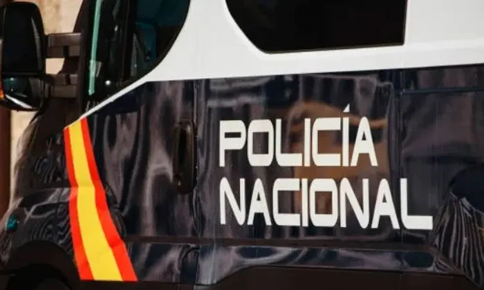 España: Mujer se lanza desde un quinto piso con su hija en brazos
