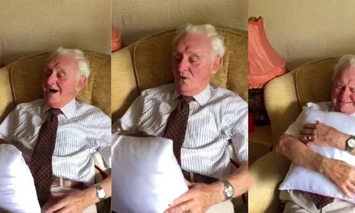 Abuelito llora al recibir una almohada con el rostro de su esposa