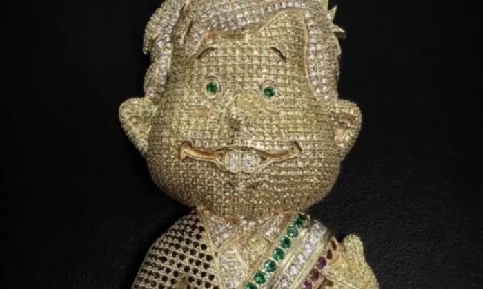 Joyería vende un AMLO bañado en oro en 100 mil pesos