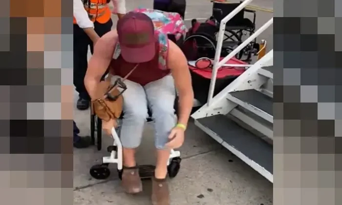 Atleta paralímpica baja de avión arrastrándose; no había rampa