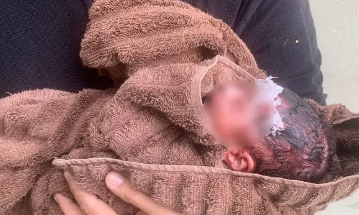 Encuentran a bebé recién nacida adentro de una llanta en Nuevo León