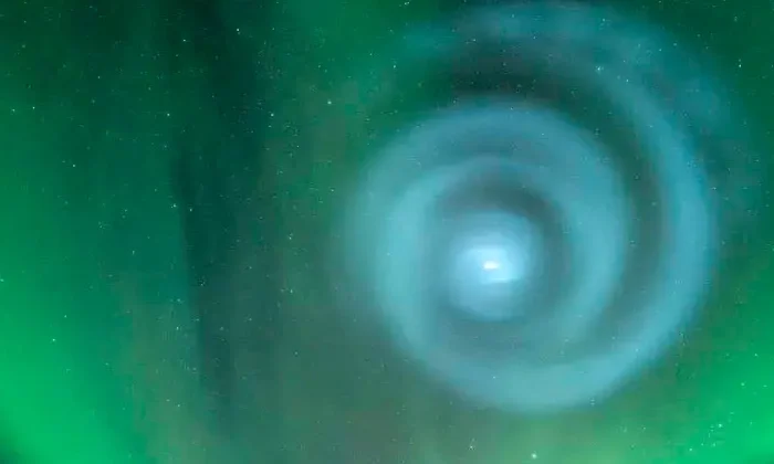 Captan misteriosa espiral azul en medio de una aurora boreal