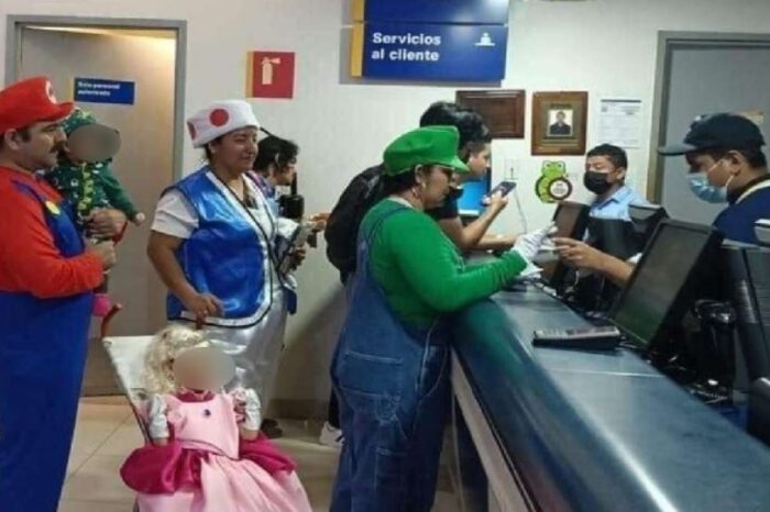 Familia se disfraza para el estreno de Mario Bros
