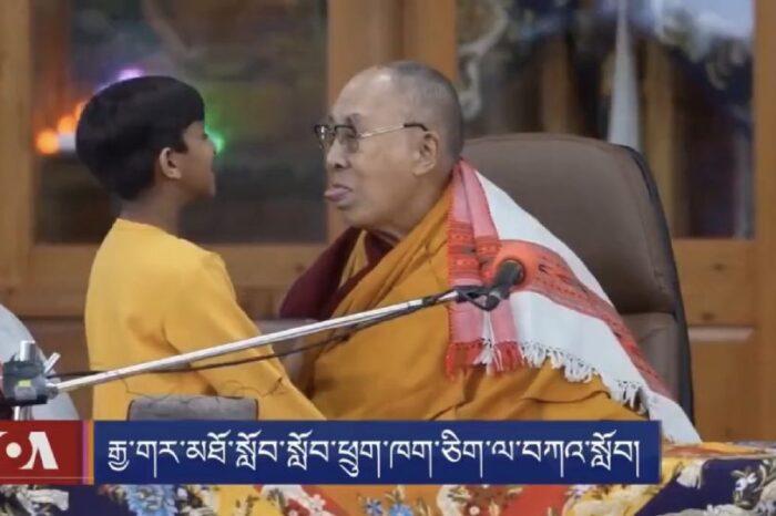 Dalái Lama se disculpa por besar a niño en la boca